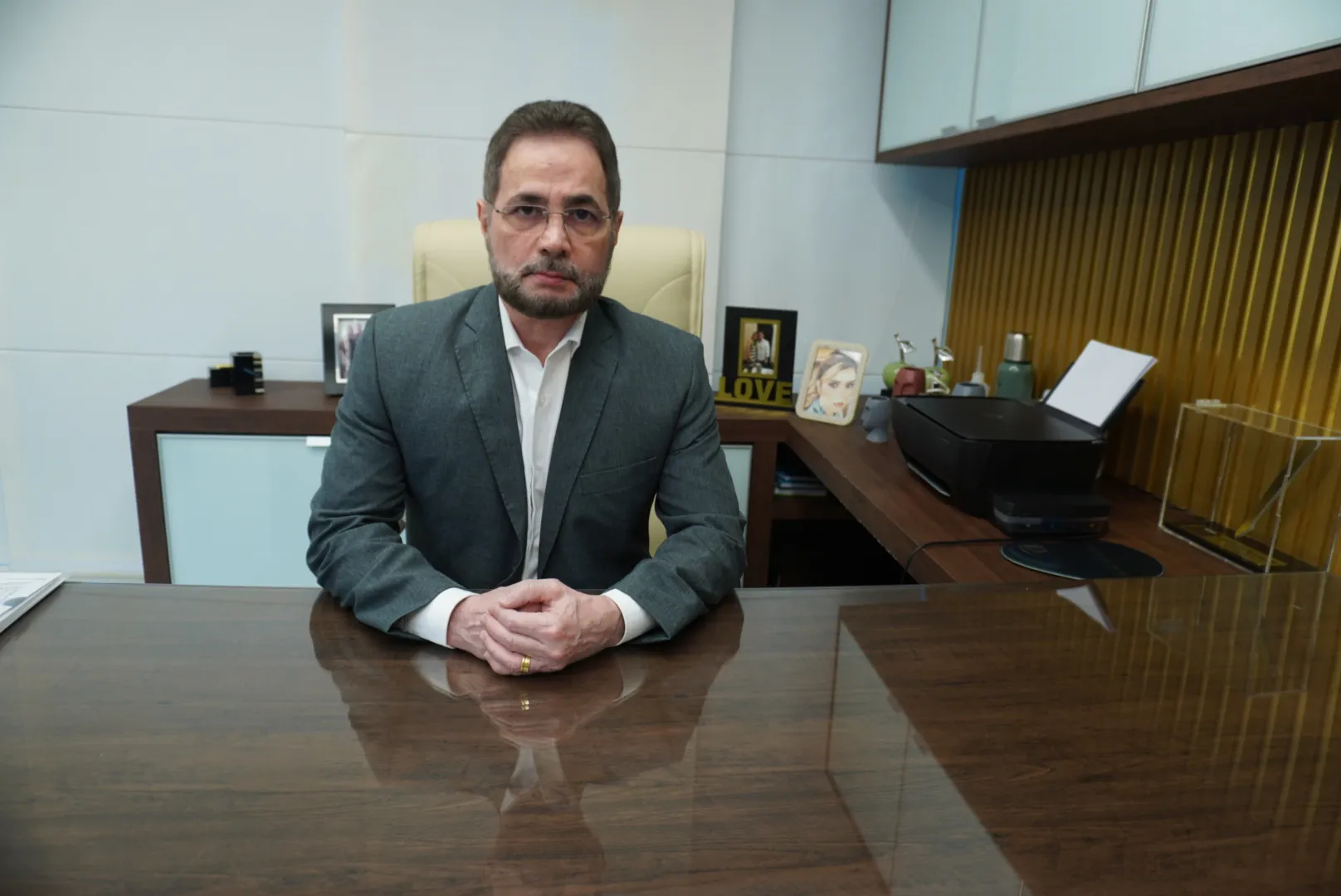 Dr. Victor Dib no consultório do Instituto Victor Dib, em Manaus